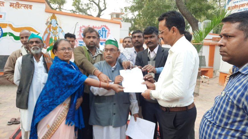 किसान यूनियन के कार्यकर्ताओं ने बीज भंडार के प्रभारी पर मान हानि का लगाया आरोप।