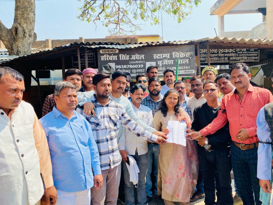 पत्रकार राघवेंद्र बाजपेई की हत्या के विरोध मे सिधौली मे पत्रकारों ने किया जोरदार प्रदर्शन