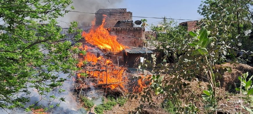 इमलिया सुल्तानपुर क्षेत्र के कस्बा काजी कमलापुर मे अज्ञात करणो से लगी भिषण आग