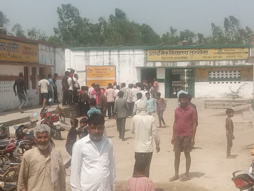 विद्यालय परिसर मे ग्रामीणों द्वारा किया गया जमकर हंगामा, मौके पर पहुंची पुलिस