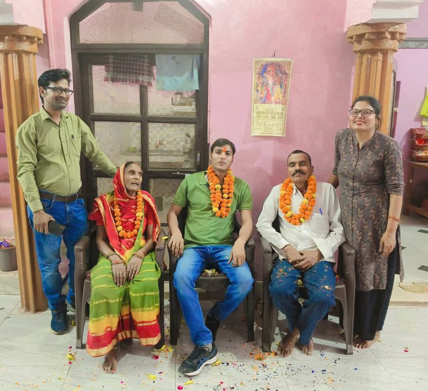 दीपक प्रजापति पुलिस के पद पर चयनित हुए क्षेत्र मे खुशी की लहर
